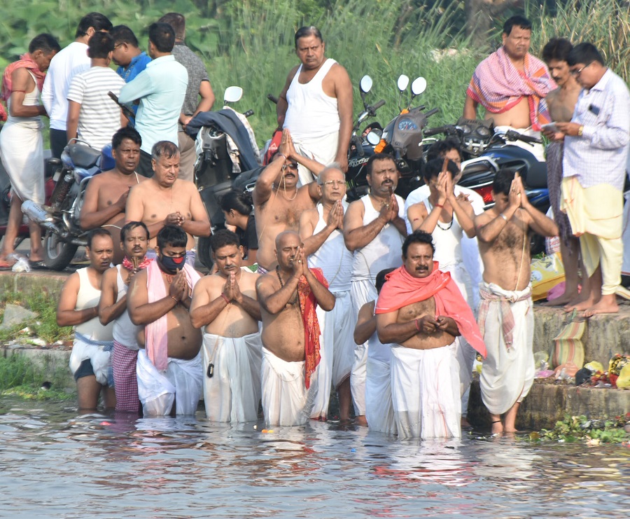 Social distancing is forgotten as people pray at Loco Tank, Hirapur in Dhanbad on Thursday.