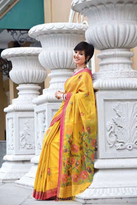 5. As pretty as a picture was Arpita in this ghicha and muslin sari. “This is eveningwear and glamorous,” said Aniruddha, who accessorised the look with kundan jewellery. The dot of a bindi enhanced the pretty factor. Sari: Glamour; jewellery: Jhulan Dey