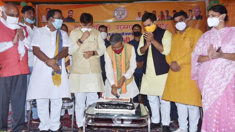 BJP leader Babulal Marandi (centre) cuts a cake to celebrate Prime Minister Narendra Modi’s 70th birthday in Dhanbad on Thursday.