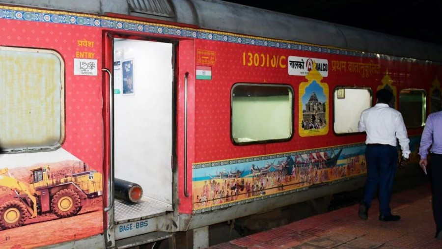Rajdhani Express at Bokaro railway station. It is the only train to New Delhi. 
