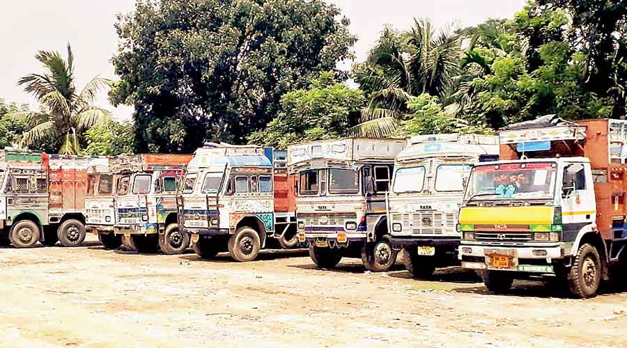Trucks laden with onions at Ghojadanga in North 24-Parganas on Thursday