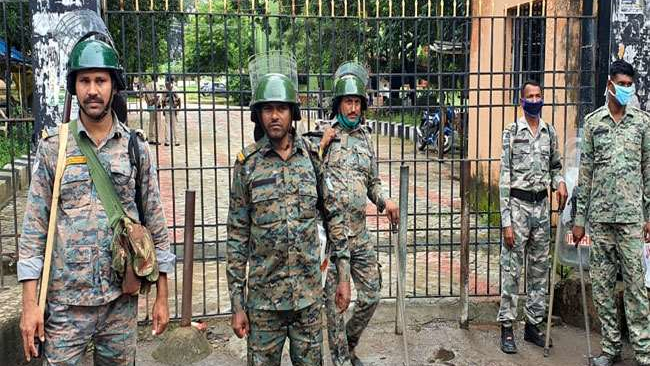 Policemen stand guard at the entrance of Hazaribagh Civil Court on Tuesday. 