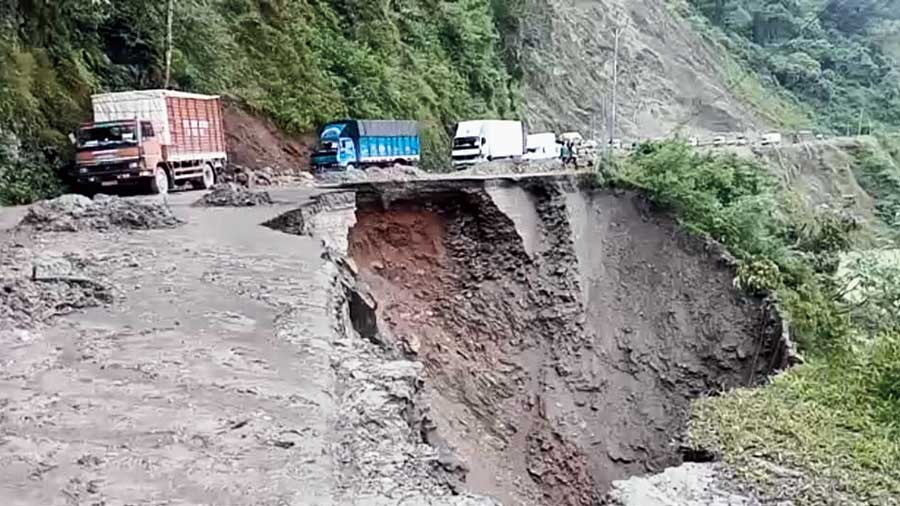 Traffic back on landslide-hit road to Sikkim