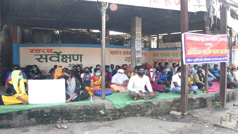 Home Guard constables on an indefinite dharna in support of their demands at Randhir Verma Chowk in Dhanbad on Monday