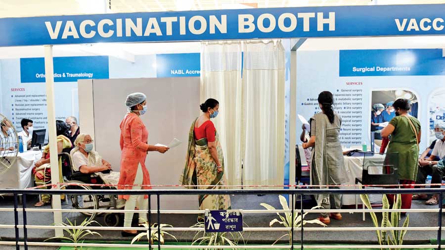 Office-goers rush for Covid jab in Calcutta  - Plea to extend vaccine hours