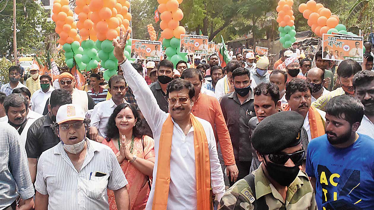 Sabyasachi Dutta on way to the Administrative Building to submit nominations