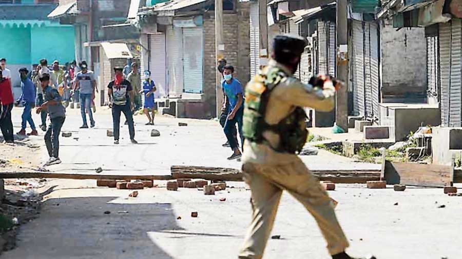 Stone-throwers in Srinagar. 