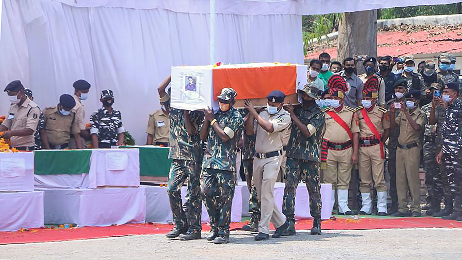 Bastar: Army persoonel pay tribute to the soldiers who were martyred in the Bijapur Naxalite incident, in Jagdalpur police line. 