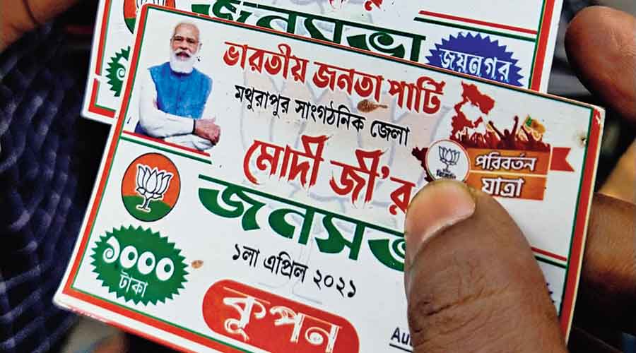    Cash coupon blows up on BJP- distributing coupons of Rs 1,000 each among voters at Raidighi 