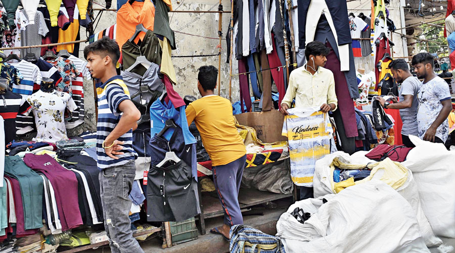 Hawkers without masks at Park Street.