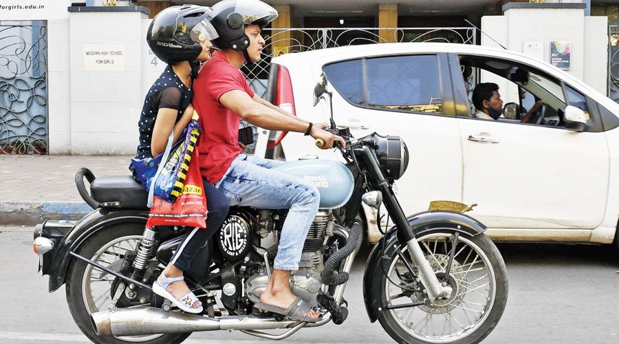 Biker without masks in Calcutta. 