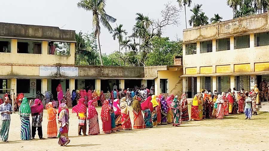    Trinamul banks on women voters- queue of females was longer than the men