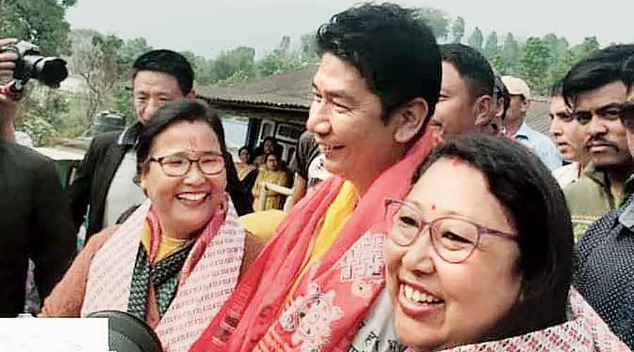    Hill rivals display bonhomie -  Political leaders and candidates of Assembly election in the Darjeeling hills set an example by their conduct while facing each other.