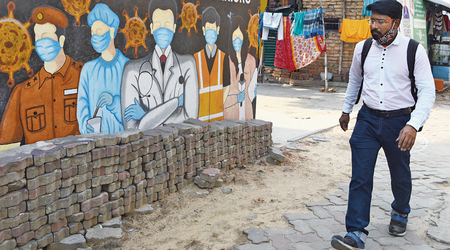 People without masks spotted near Harish Mukherjee Road