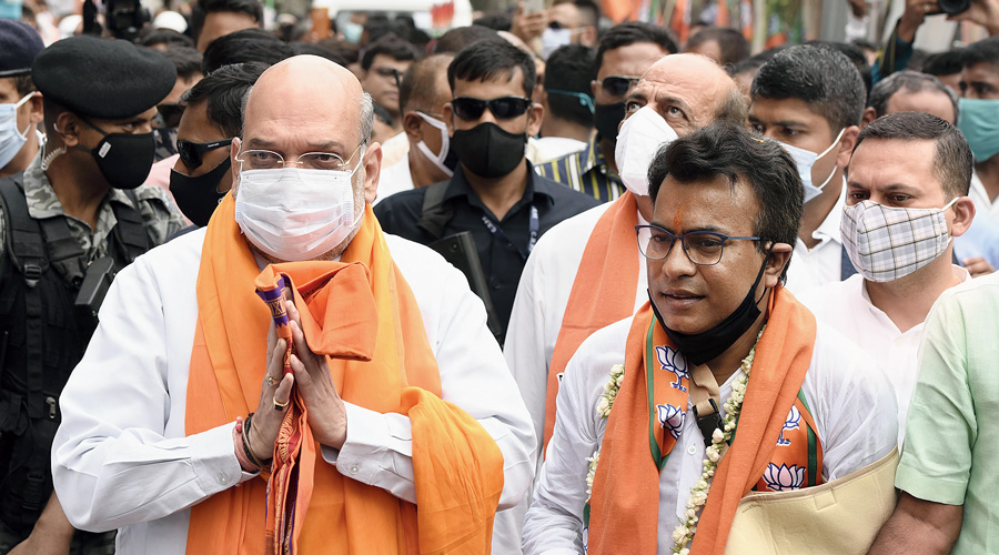 Amit Shah knocks at doors on Didi’s home turf