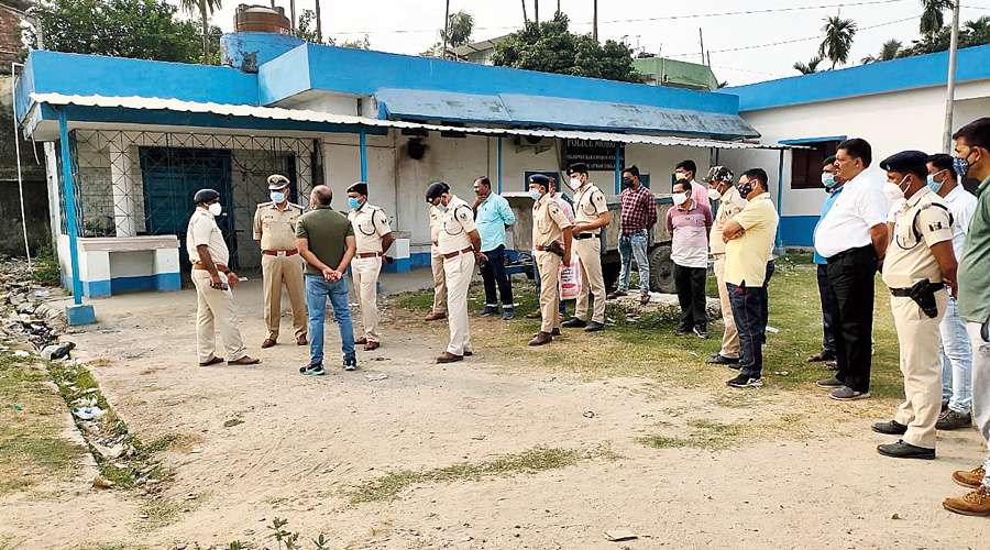    Bihar police officer lynched in North Dinajpur village- Three persons were arrested by Bengal police