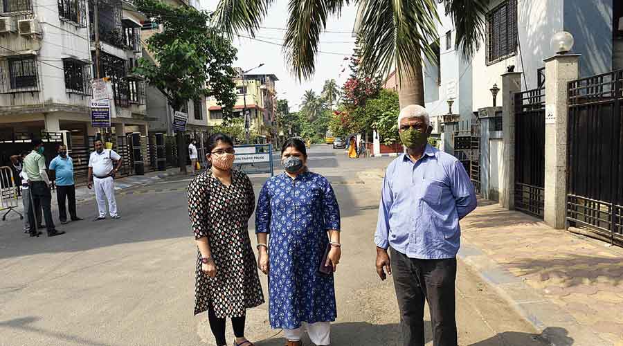 Kalyani Roy (left) with her parents outside a polling booth in Jadavpur