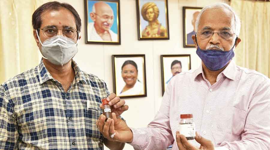 BAU VC Onkar Nath Singh (right) and professor Kaushal Kumar with a sample of the herbal medicine formulation.