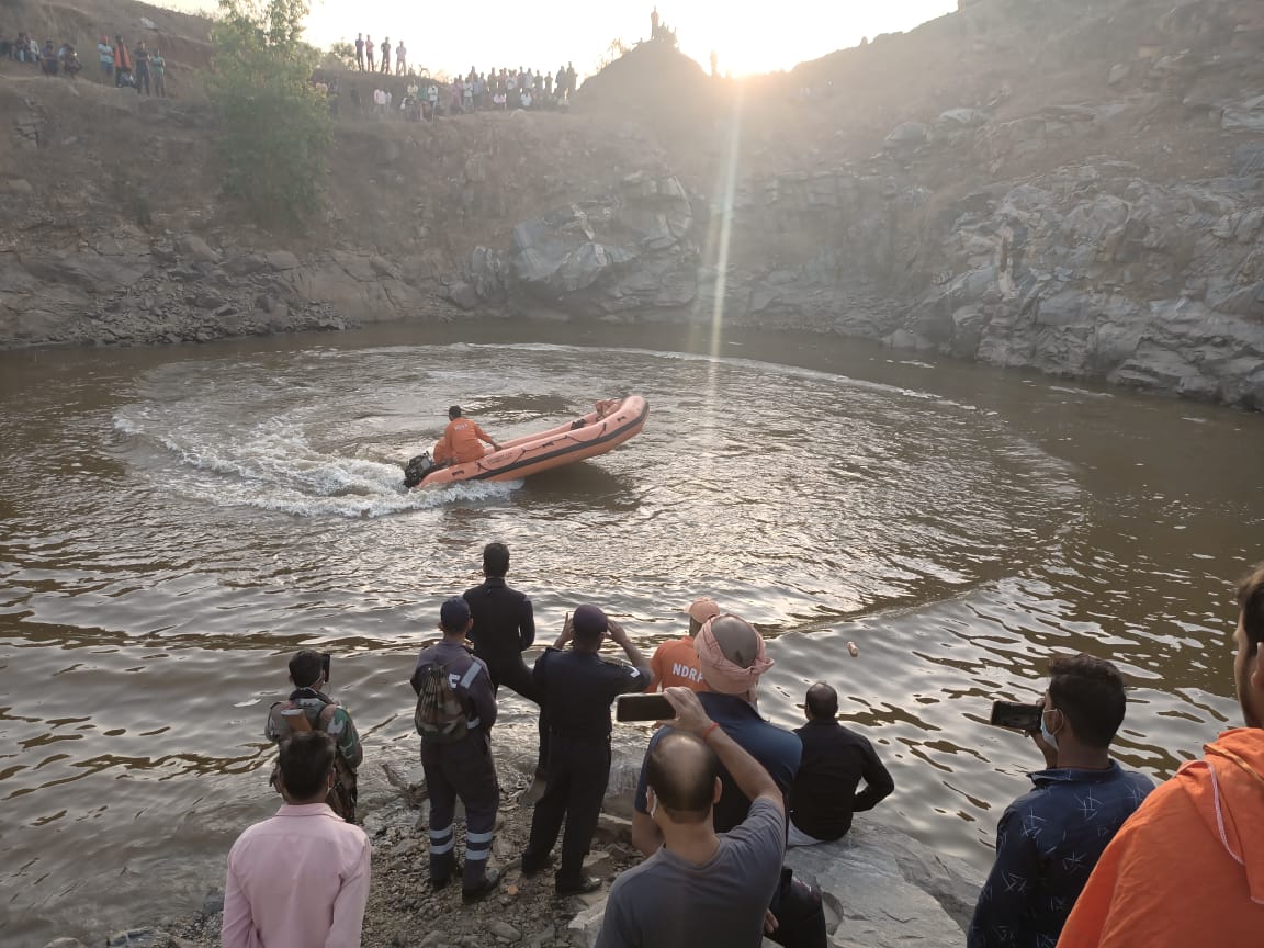 The NDRF team searches for the body of the deceased man in Hazaribagh on Wednesday.