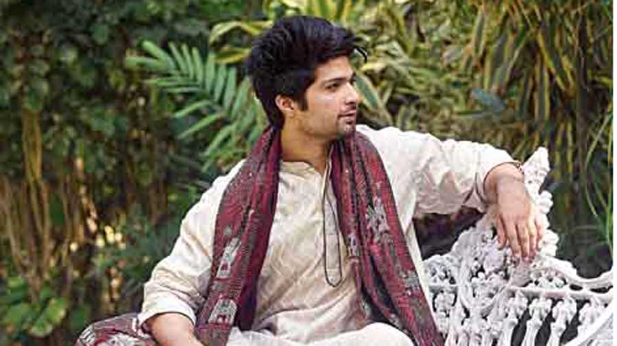 Mohammed Iqbal channels cool groom vibes in this kantha kurta and dhoti accessorised with a nakshi kantha shawl. Several brownie points for the sneakers. #TopStyling