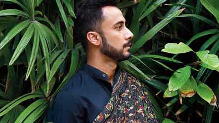 Abhijit has draped a “mandal kantha shawl” in the Bengali style. 