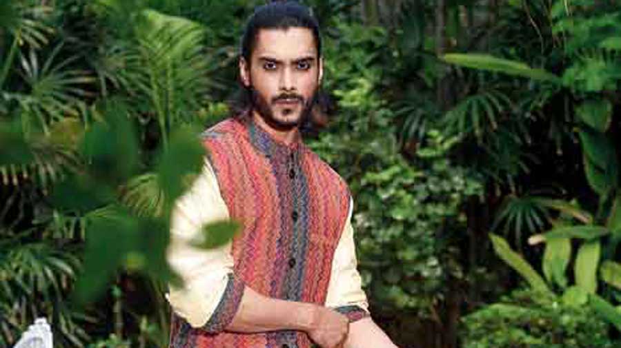 Kutubuddin’s kantha dhoti- waistcoat-silk kurta look is just festive right. 