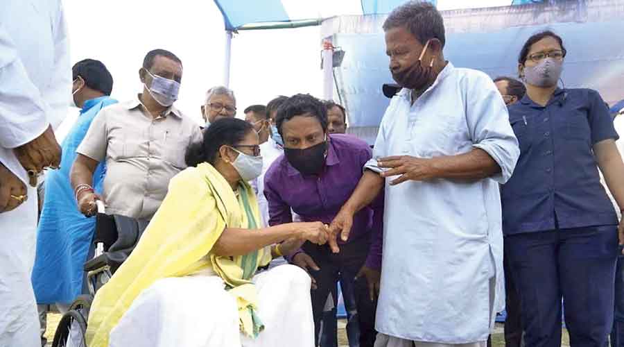 Mamata speaks to the maternal grandfather of 18-year-old Ananda Barman, who was gunned down in a clash on April 10