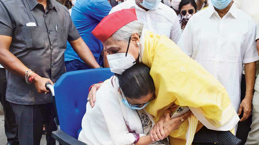 Jaya Bachchan embraces Mamata Banerjee during a road show in Calcutta on Thursday
