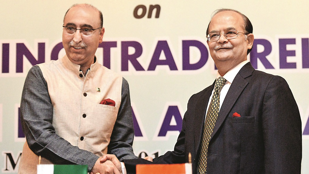 The former Pakistan high commissioner, Abdul Basit (left), in India in 2015, attending a special session on enhancing trade relations between India and Pakistan.