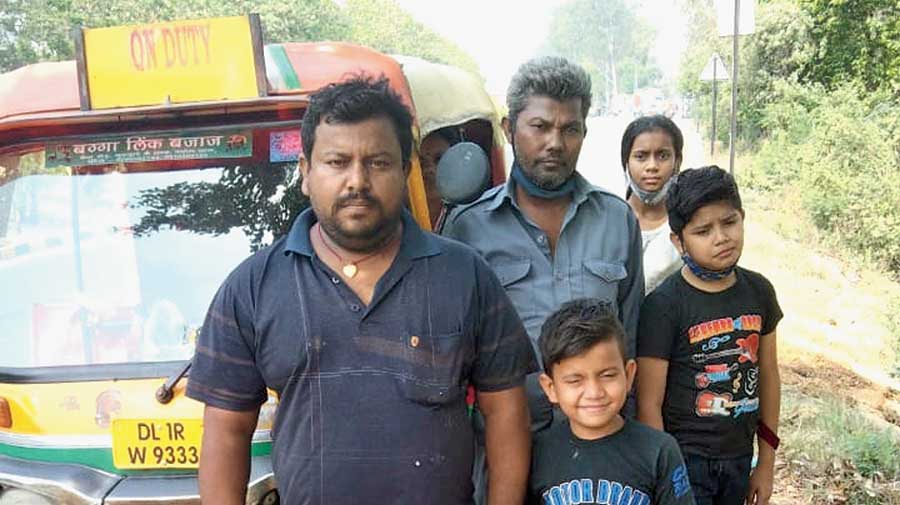 Mahto, his family members and another auto driver on the way from New Delhi to his native Barkagaon in Muzaffarpur district of Bihar