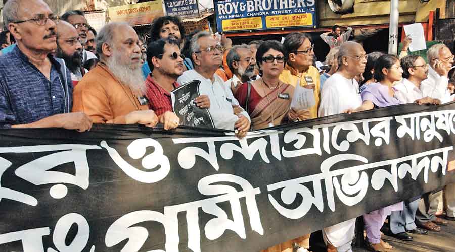 Shankha Ghosh (third from right) takes part in a rally to protest against