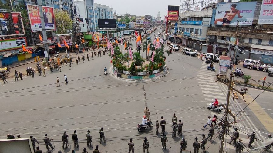 Security personnel ensure proper imposition of the lockdown on Day One at the Albert Ekka Chowk. In the morning, several teams of Ranchi Police took out a flag march on the Main Road, appealing people to stay indoors.