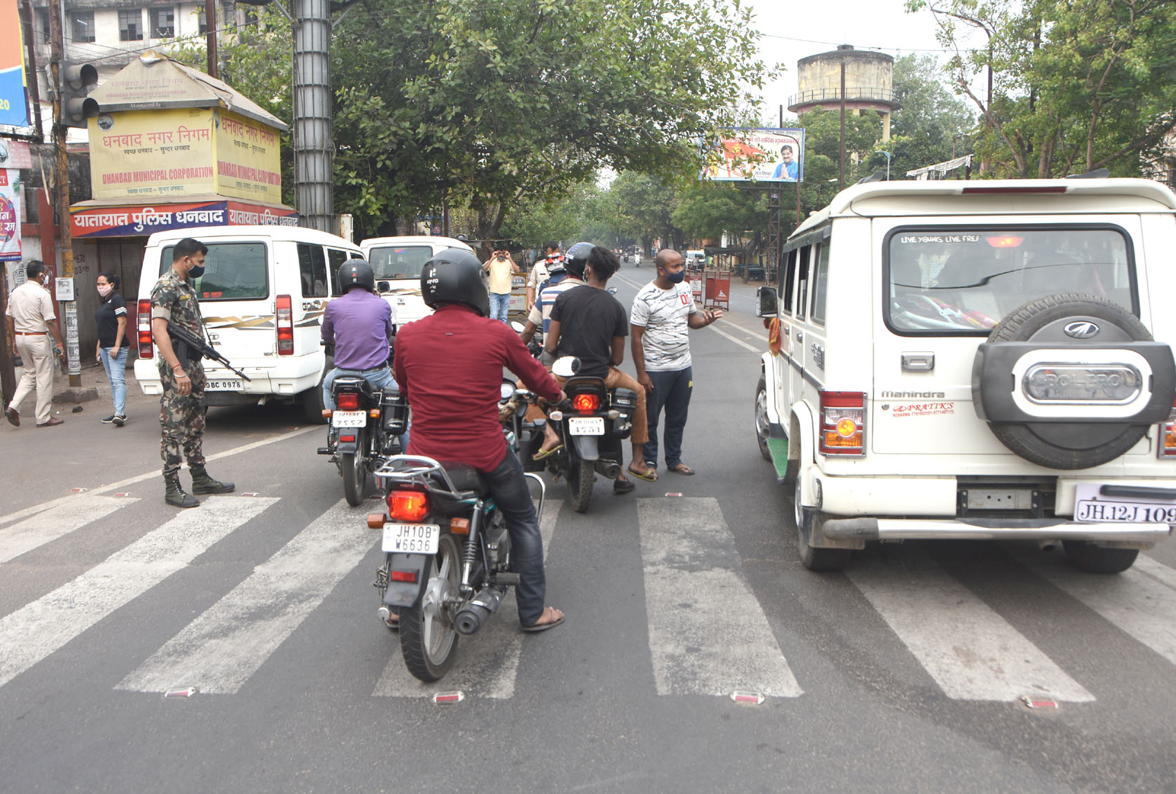 At the Randhir Verma Chowk in Dhanbad, police on Thursday enquire commuters about why they have ventured out amid the lockdown.