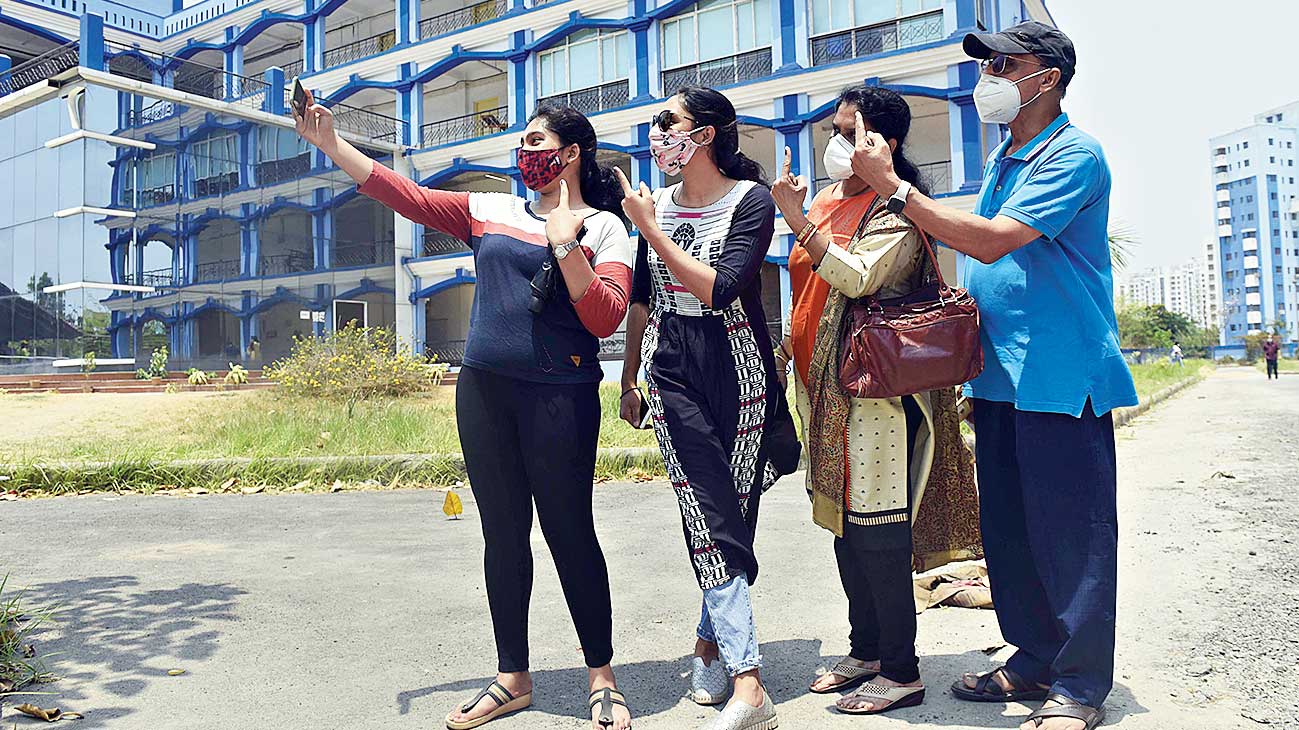 Arshya, Amrita, Falguni and Gopal Chandra Kundu taking a group selfie after casting their vote at Dr APJ Abdul Kalam Government College