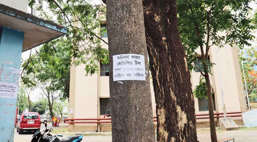 A notice pasted on a tree on the compound of the Burdwan Medical College and Hospital informing the public about  the unavailability of Covid vaccines