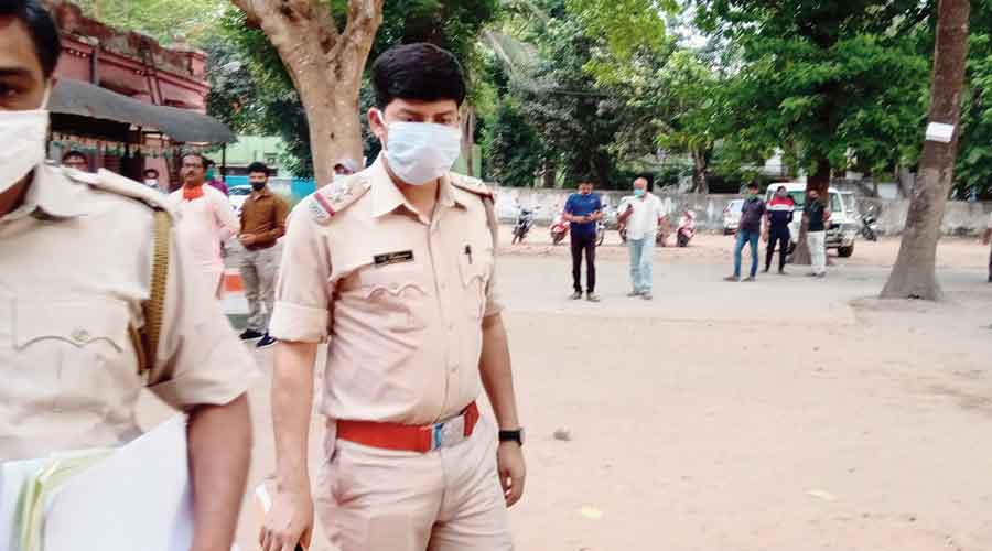 Cop’s firing threat in court : Bagdah police sub-inspector tells advocates in court: Fine, I fired, and if needed, I will do it again