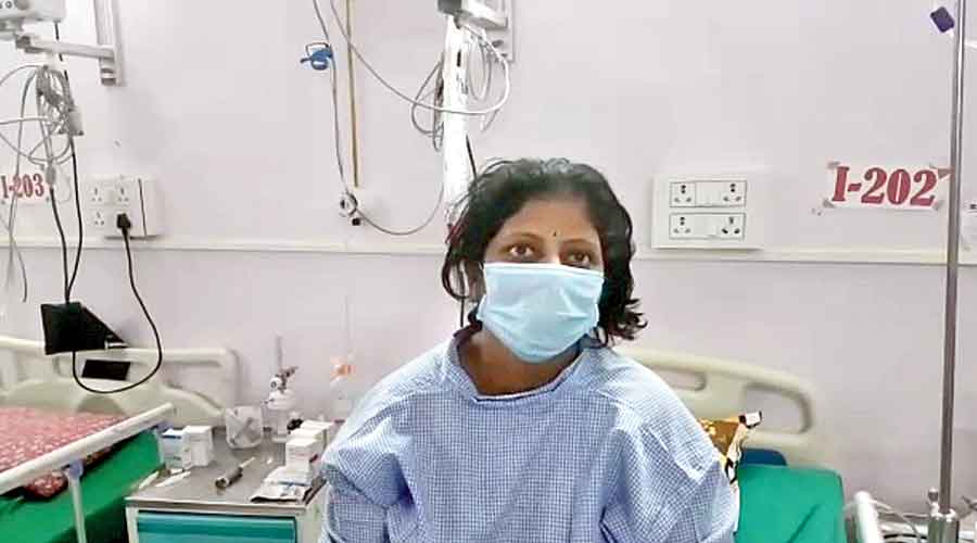  Couple travels from Ayodhya to Bengal for oxygen- after six hospitals of UP turned them away citing an oxygen scarcity.