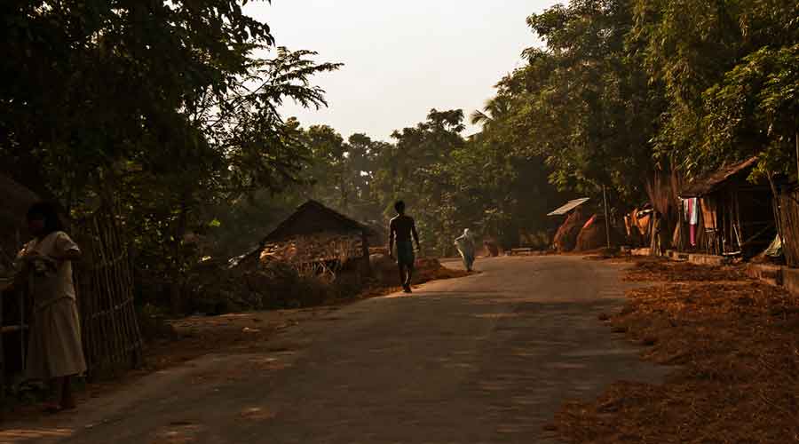 If none recognises, Shersabadia will speak for itself- a Bengali dialect spoken extensively in the Malda, Murshidabad, North Dinajpur and South Dinajpur districts of Bengal