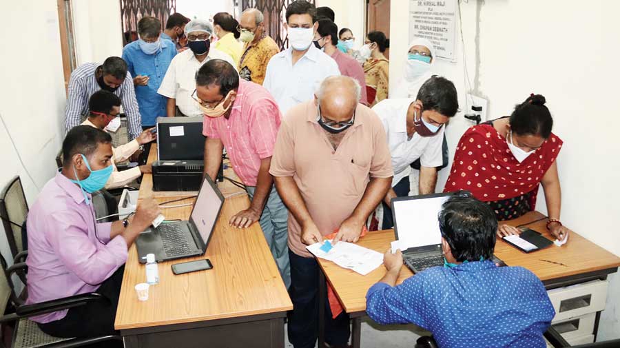 Vaccine: Queues start at 3am- Bengal reported 17,207 new cases , 77 deaths