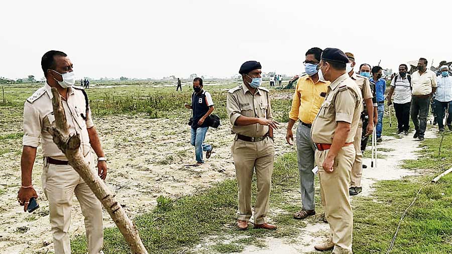    Illegal structures on right banks of Teesta river razed- order from Calcutta High Court to clear illegal structures near Jubilee Park of Jalpaiguri town