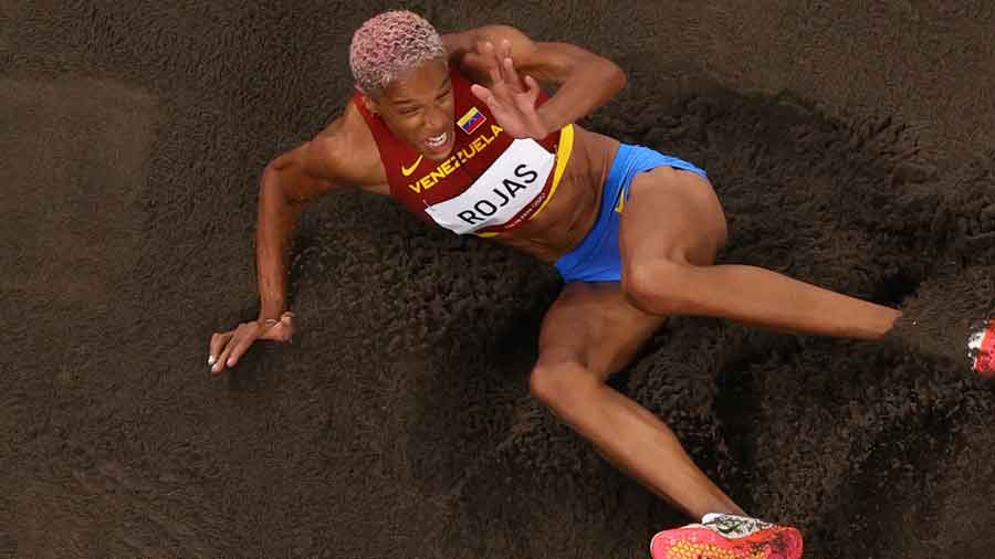 La venezolana Yulimar Rojas, quien batió el récord mundial en la final de triple salto femenino, en acción el domingo.