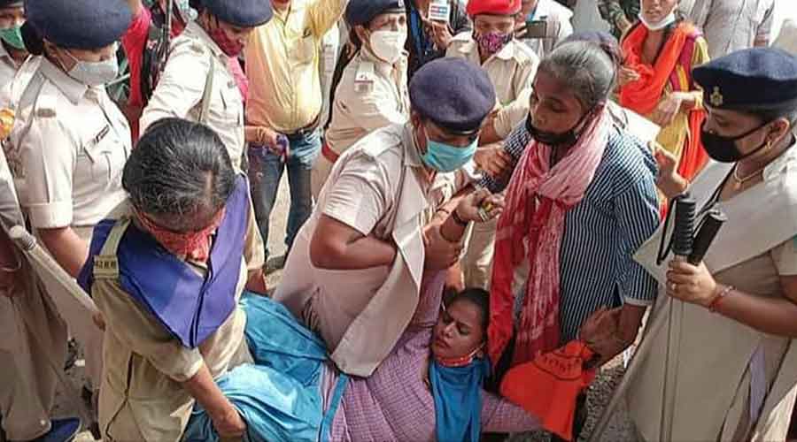 A woman police constable arrests students and carry them to Dhanbad Mahila Thana on Friday.