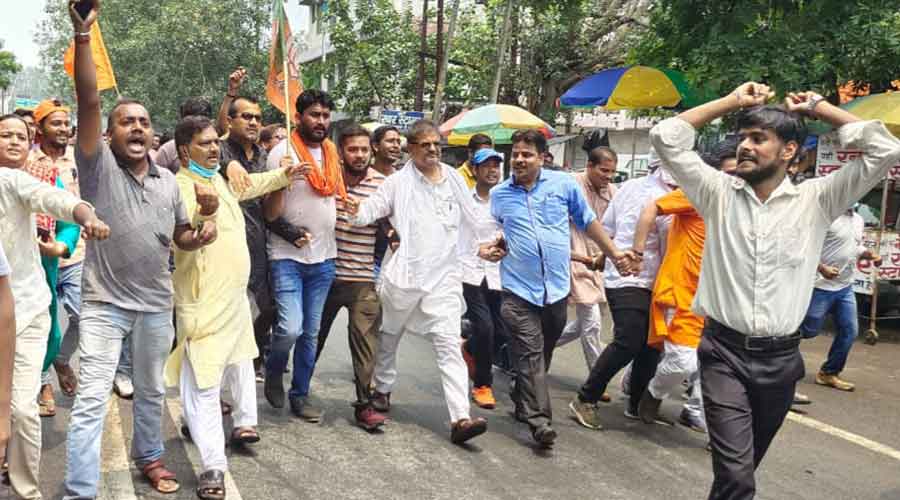  Members of BJP youth wing and ABVP protest against police lathicharge at court road Dhanbad on Saturday.