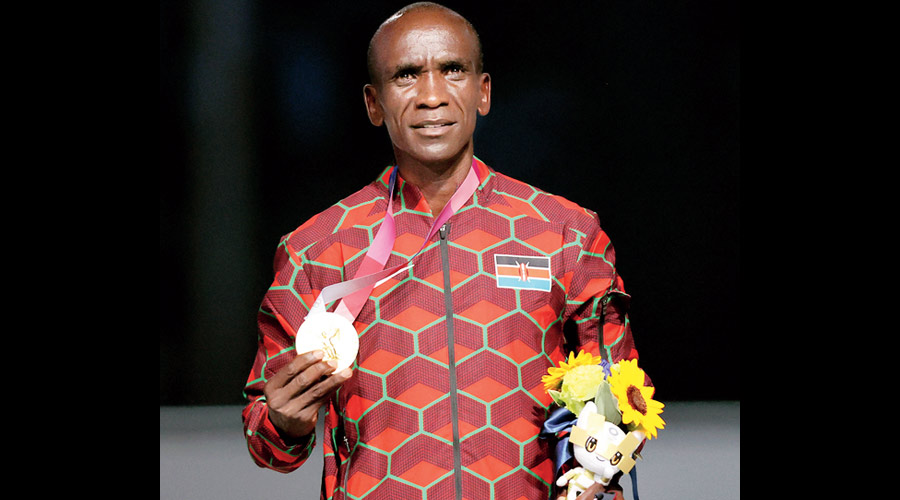 Marathon man Kipchoge keeps title