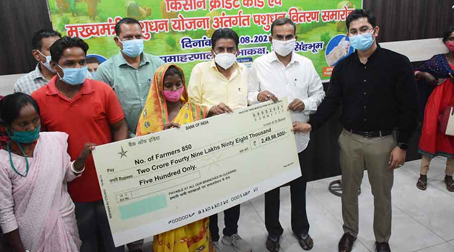 Tribal beneficiaries with the cheque handed over to them by East Singhbhum deputy commissioner Suraj Kumar ( extreme right ) at the district collectorate in Jamshedpur on Monday.