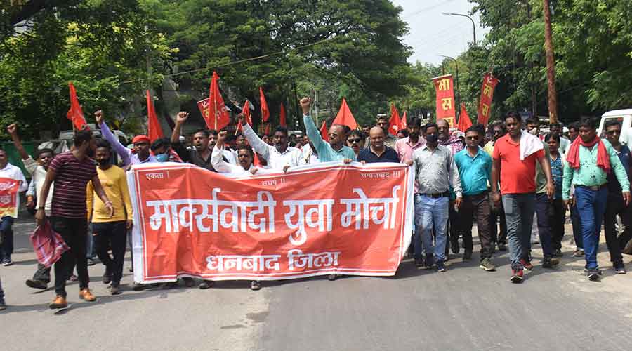Activists of Marxist Coordination Committee (MCC) and Marxit Yuva Morcha take out a rally in Dhanbad to mark the August Revolution Day on Monday.
