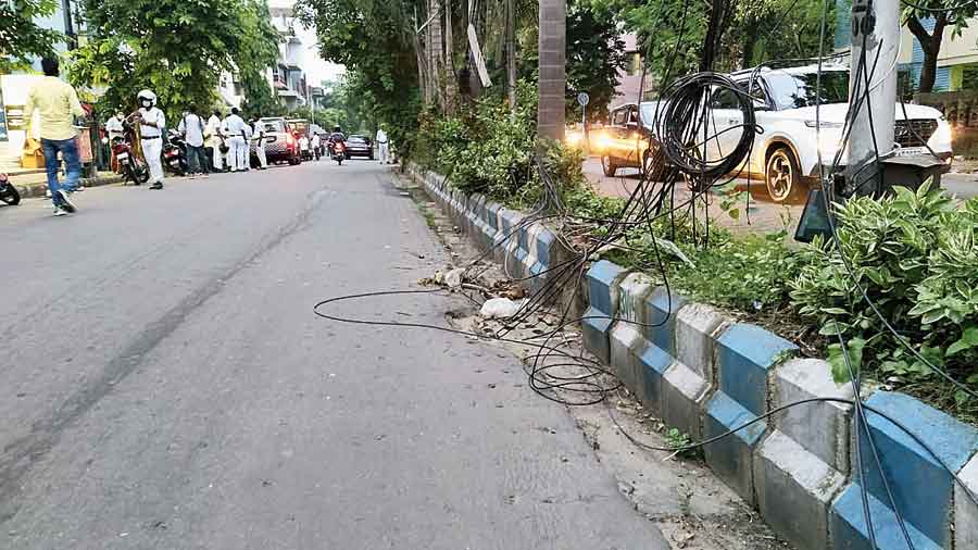 The mesh of cables on the road near Salt Lake’s Baisakhi Island in which Dhar’s motorcycle got caught on Wednesday evening