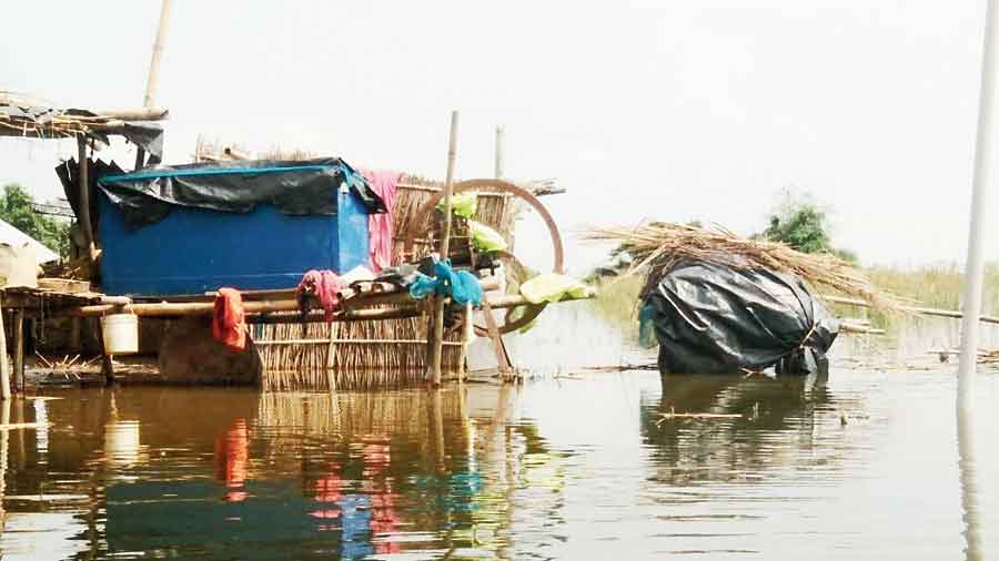 Malda | Overflowing rivers flood more areas in Malda - Telegraph India