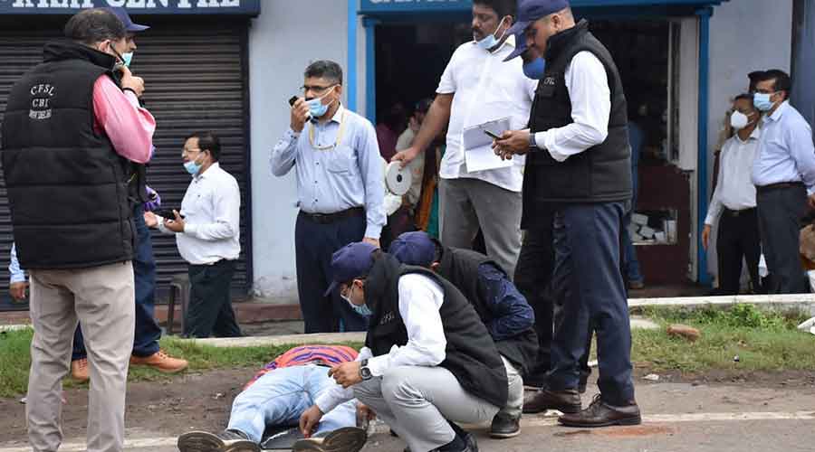 Les responsables du CBI et les membres de l'équipe du Central Forensic Science Laboratory (CFSL) recréent la scène du crime à Randhir Verma Chowk à Dhanbad samedi.