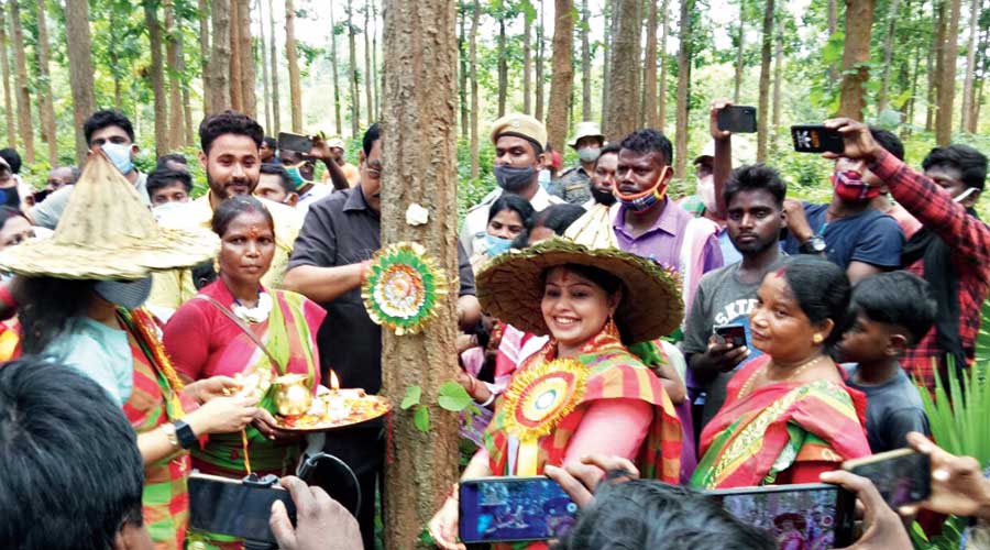 DFO Jamshedpur Mamta Priyadarshi (wearing a hat made from sal leaves) and Van Suraksha Samity groups tie rakhis on a Sal tree at Sunsunia forest in Chakulia, East Singhbhum, on Saturday
